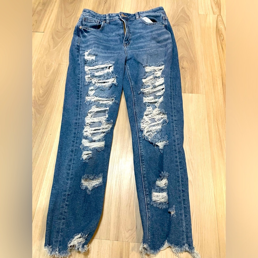 Ripped dark denim jeans from American Eagle with a rugged, stylish edge
